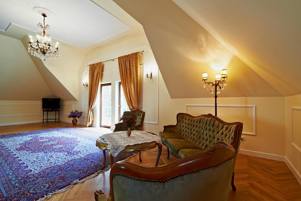 Dwor Osmolice Bed & Breakfast Bialki Dolne Exterior photo