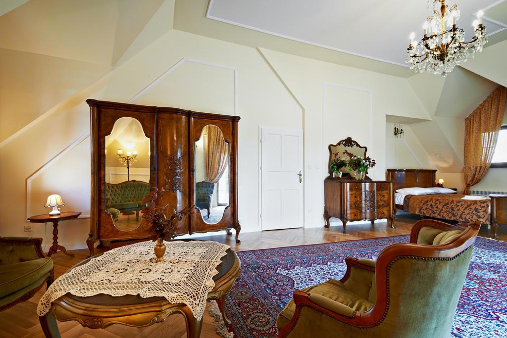 Dwor Osmolice Bed & Breakfast Bialki Dolne Exterior photo